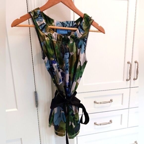 Simply Vera Wang Silky Sleeveless Blouse Floral with Sash - Picture 1 of 13